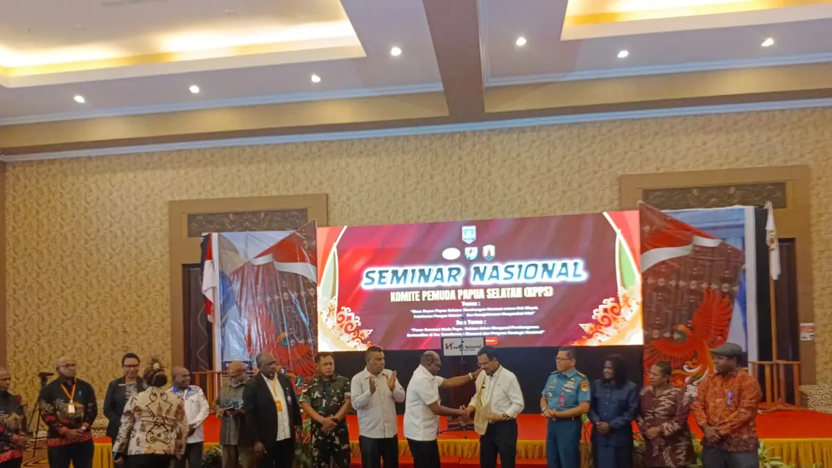 Sekda Papua Selatan Ferdinandus Kainakaimu saat membuka seminar nasional Komite Pemuda Papua Selatan (KPPS) di Merauke, Rabu (15/7/2026)&nbsp;

(CEPOSONLINE.COM/SULO)&nbsp;