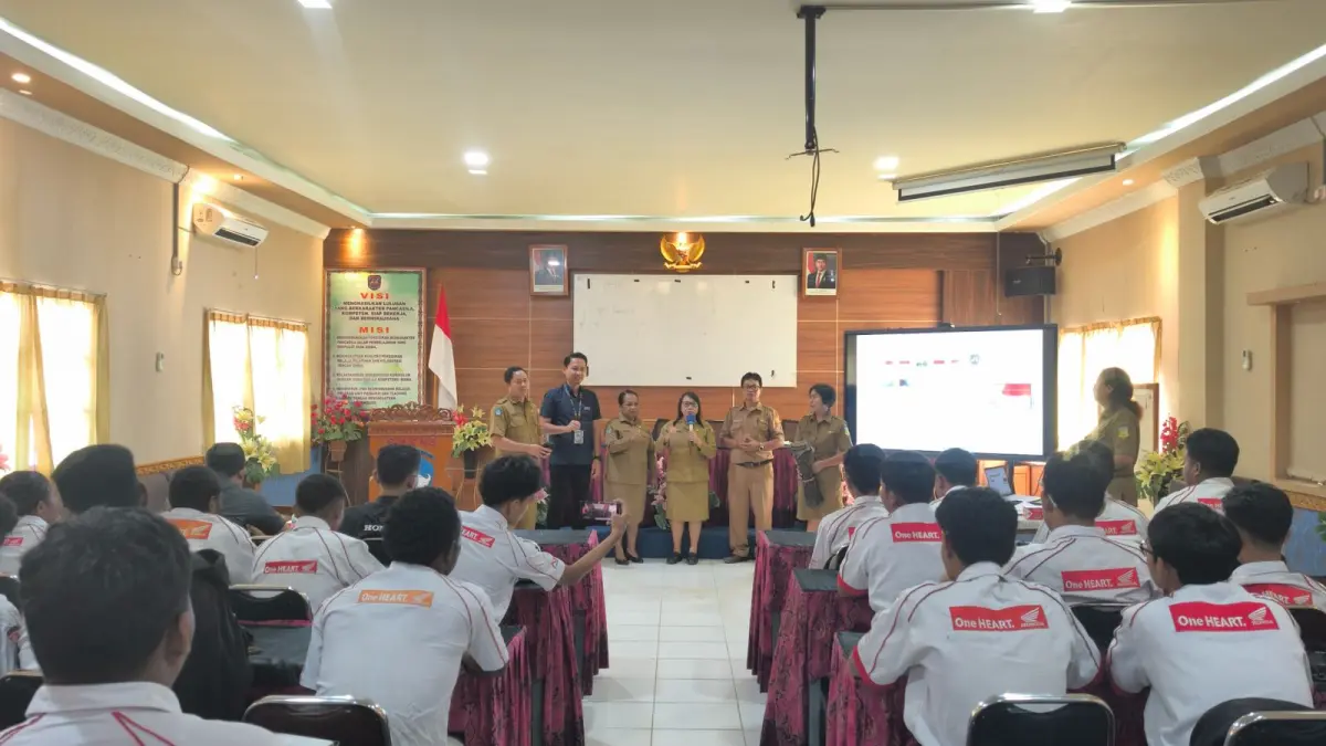 Siswa SMKN 3 Jayapura, kelas XII Jurusan Teknik Sepeda Motor mengikuti UKK yang diselenggarakan Astra Motor Papua. (CEPOSONLINE.COM/ASTRA MOTOR PAPUA).