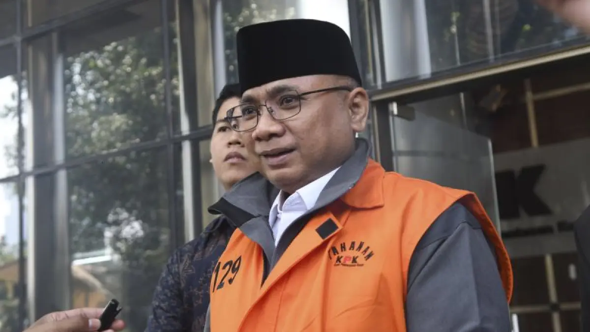 Tersangka kasus dugaan korupsi Yaqut Cholil Qoumas berjalan menuju mobil tahanan usai menjalani pemeriksaan di Gedung Merah Putih KPK, Jakarta, Jumat (19/6/2026).
(CEPOSONLINE.COM/ ANTARA FOTO/Reno Esnir)