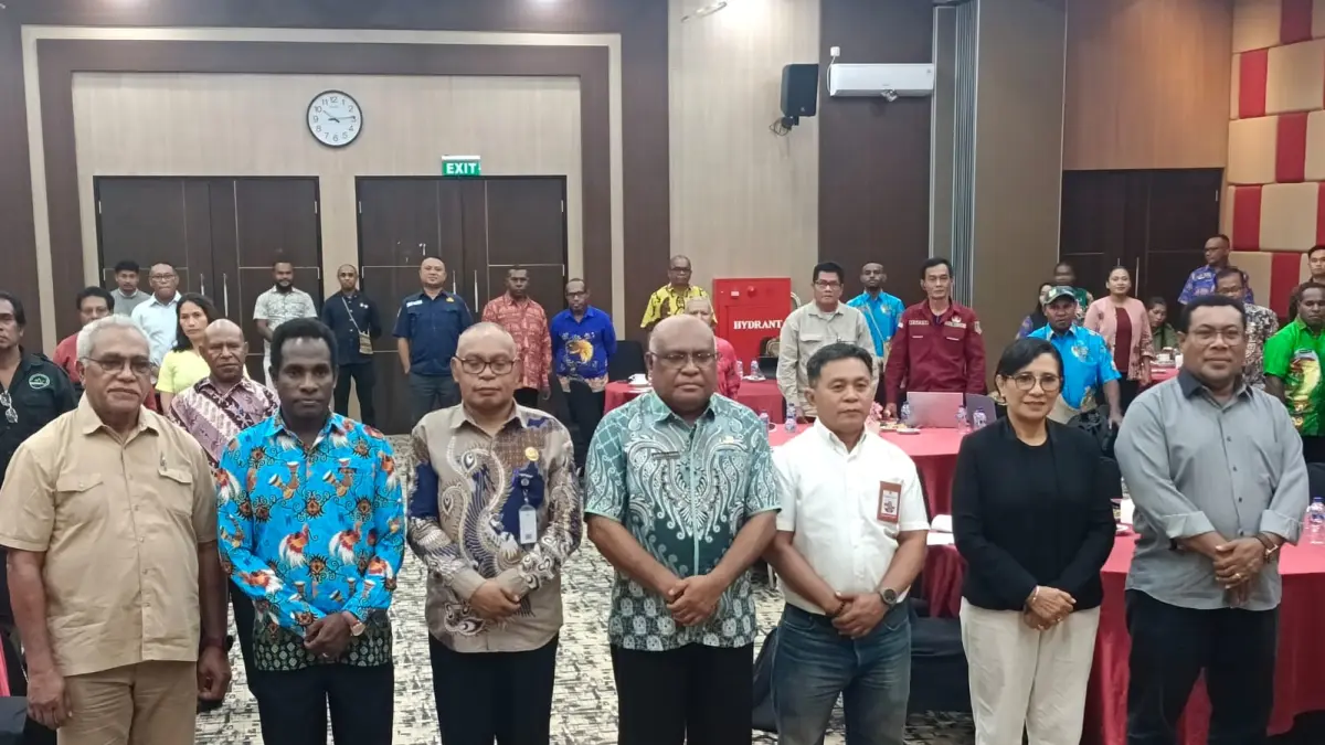 Asisten III Bidang Umum Setda Papua Selatan, Alberth Rapami bersama peserta pada konsultasi publik Raperdasi Penyelenggaraan Pendidikan di Papua Selatan, Kamis (16/7/2026).(CEPOSONLINE.COM/SULO).