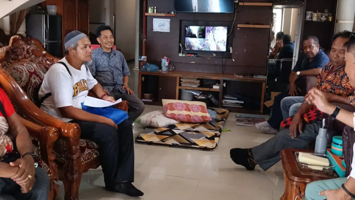 Asosiasi Peternak Telur Ayam Se-Tanah Tabi langsung berbincang kepada salah satu distribitur telur lokal di rumahnya.(CEPOSONLINE.COM/PRIYADI).