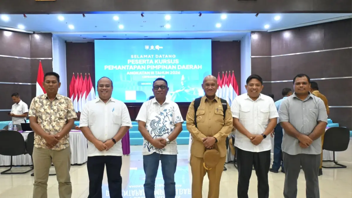Bupati Biak Numfor Markus Octovianus Mansnembra, SH.,MM bersama Pj Sekda Biak Numfor Zacharias L. Mailoa dan staf foto bersama sebelum pembukaan Kursus Pemantapan Pimpinan Daerah (KPPD) di Jakarta Kamis (15/7/2026) (ISTIMEWA/CEPOSONLINE.COM)
