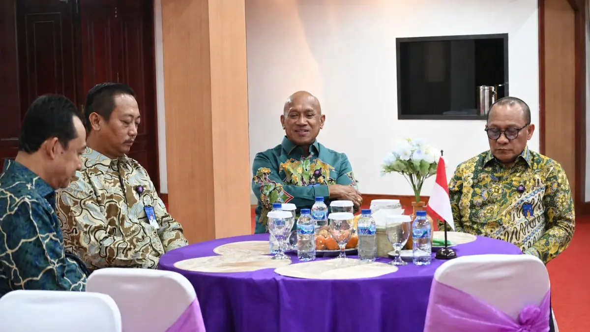 Bupati Biak Numfor Markus Octovianus Mansnembra, SH.,MM bersama Pj Sekda Biak Numfor Zacharias L. Mailoa dan staf foto bersama sebelum pembukaan Kursus Pemantapan Pimpinan Daerah (KPPD) di Jakarta Kamis (15/7/2026) (ISTIMEWA/CEPOSONLINE.COM)
