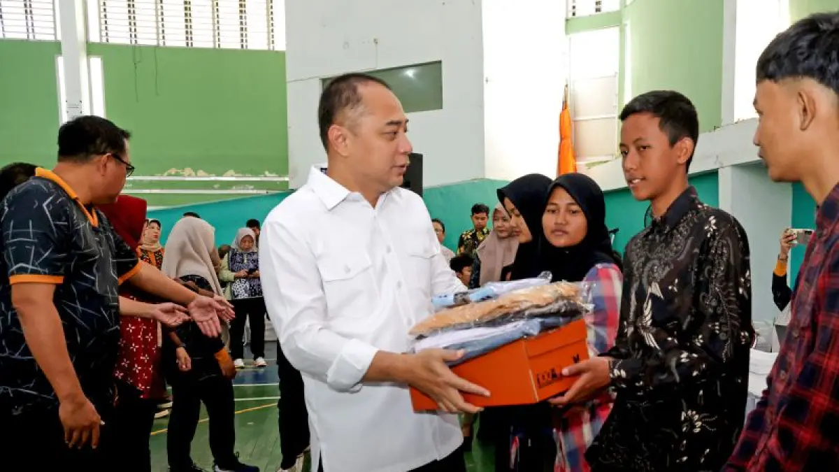 Wali Kota Surabaya Eri Cahyadi (tengah) menyerahkan paket bantuan pendidikan kepada pelajar SMA/SMK/MA sederajat di Gelanggang Remaja Surabaya, Jumat (10/7/2026). Bantuan pendidikan Pemerintah Kota Surabaya tersebut menjangkau 7.380 siswa dari keluarga miskin dan prasejahtera melalui pemberian seragam sekolah, sepatu, kaus kaki, serta bantuan biaya pendidikan Rp350 ribu per bulan bagi siswa sekolah swasta. ANTARA/HO-Diskominfotik Surabaya.
