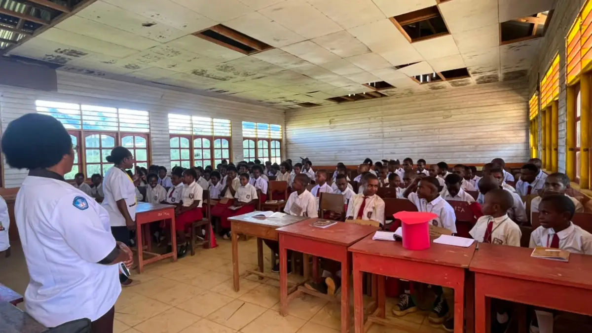 Guru saat memberikan pengarahan kepada calon siswa SMP Negeri 1 Mapia yang sedang mengikuti Masa orientasi Siswa (MOS) di ruang kelas. (CEPOSONLINE.COM/THERESIA F. TEKEGE)&nbsp;