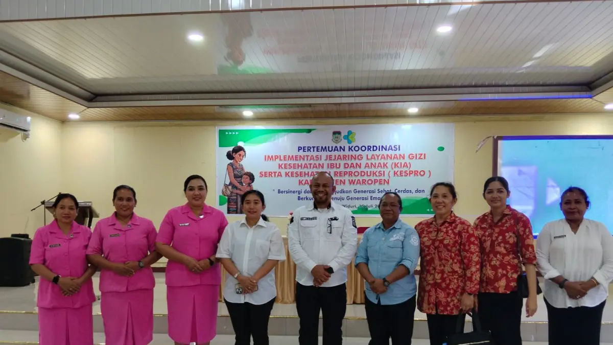 Kepala Dinas Kesehatan Waropen, dr. Jenggo Suwarko bersama staf ahli dan petugas kesehatan usai menggelar kegiatan Implementasi Jejaring Layanan Gizi KIA dan Kespro, Rabu (15/7/2026).(CEPOSONLINE.COM/ISMAIL).