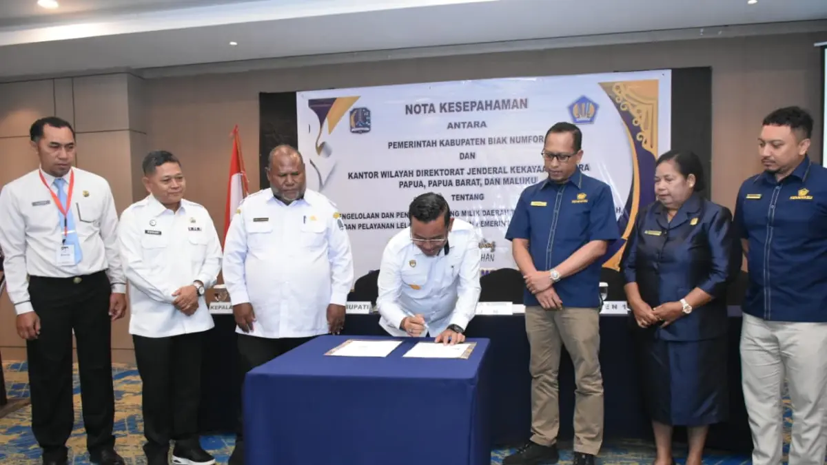 Kepala Kantor Wilayah Direktorat Jenderal Kekayaan Negara (DJKN) Papua, Papua Barat, dan Maluku, Tunggul Yunianto dan Wakil Bupati Jimmy C.R Kapissa menandatangani MoU, di Swissbell Hotel Biak, Rabu (15/7/2026)