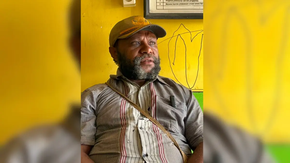 
Kepala SMA Negeri 2 Dogiyai, Freddy Yobee saat diwawancarai di ruang kerjanya di SMA Negeri 2 Dogiyai, Rabu, (15/7/2026). (CEPOSONLINE.COM/THERESIA F. TEKEGE)&nbsp;
