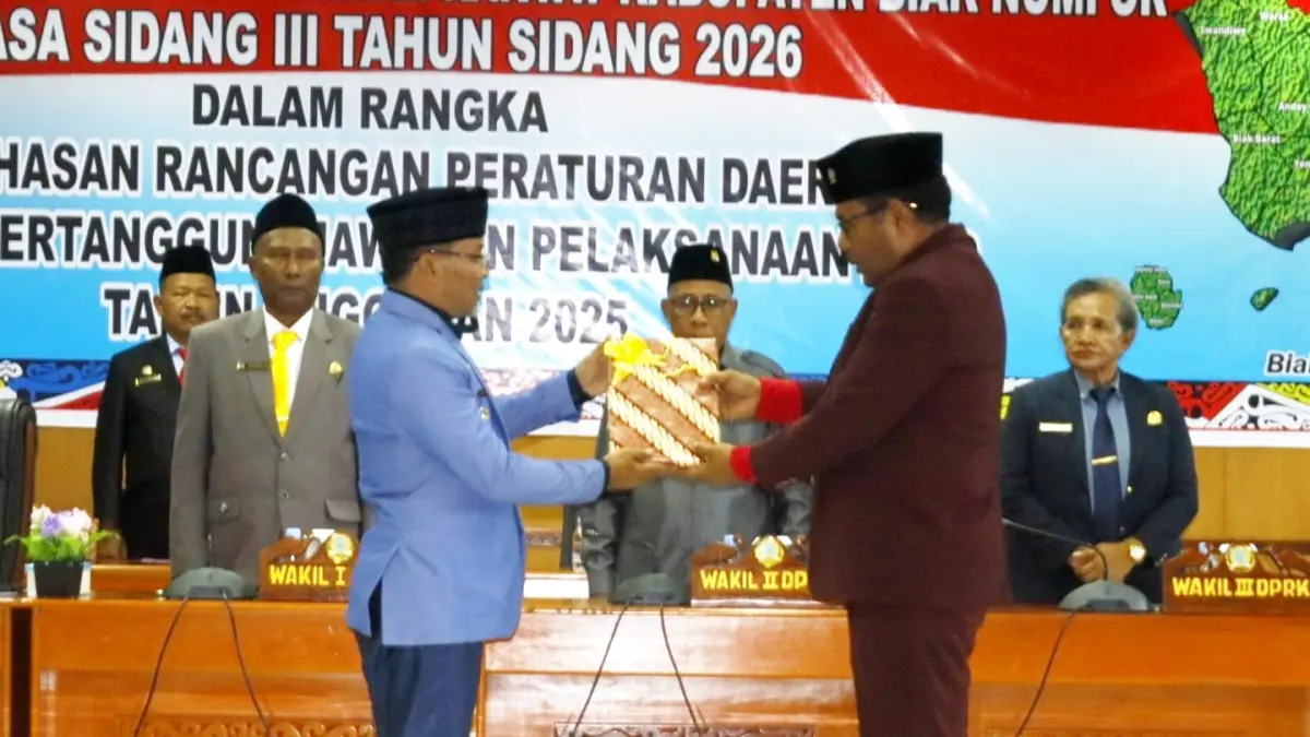 Ketua DPRK Biakn Numfor, Daniel Rumanasem menyerahkan materi hasil sidang LKPJ tahun 2025, kepada Wakil Bupati Jimmy C.R Kapissa, di penutupan sidang, Rabu (15/7/2026).(FIKTOR PALEMBANGAN/CEPOSONLINE.COM)