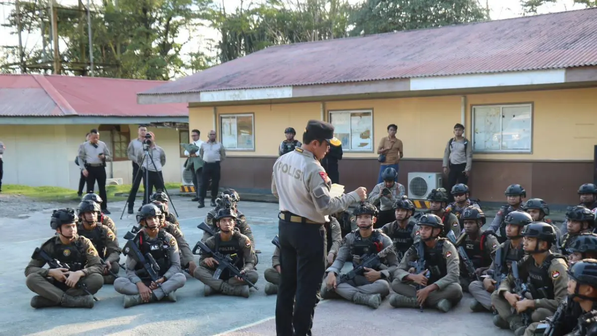 Komjen Pol. Mohammad Fadil Imran, saat bertemu personel Polri di Kuala Kencana. (CEPOSONLINE.COM/ISTIMEWA).