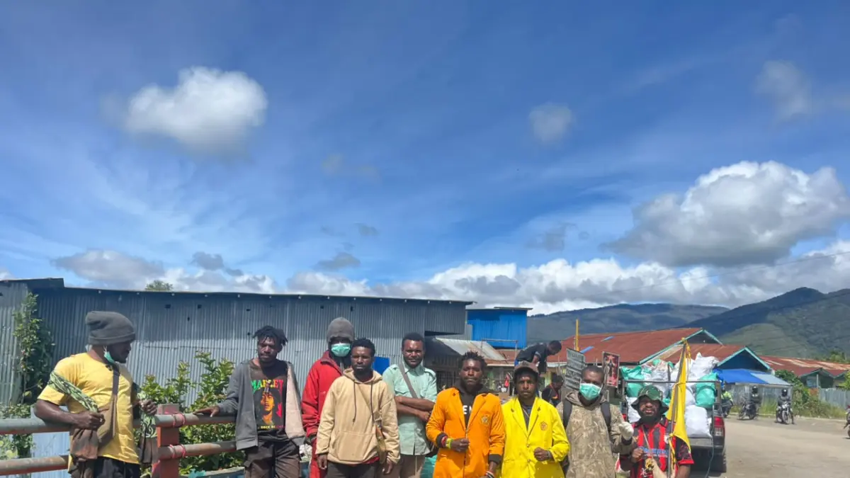 Mahasiswa FKPMLHK Jayapura saat membersihkan sampah di Kali Tuka. (CEPOSINLINE.COM/THERESIA F. TEKEGE)