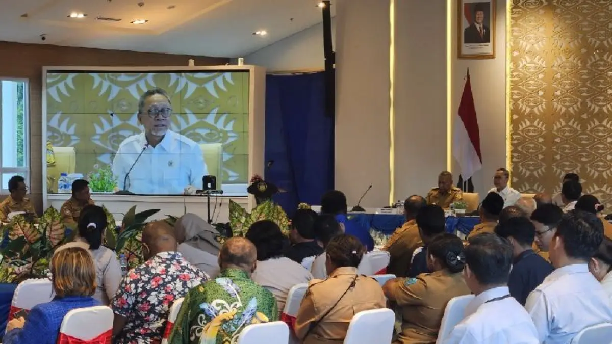 Menteri Koordinator (Menko) Bidang Pangan Zulkifli Hasan (tengah) saat melakukan Rapat Kerja Daerah (Rakerda) Pangan Wilayah Papua di Kantor Gubernur Papua, Kota Jayapura, Selasa (14/7). ANTARA/Qadri Pratiwi