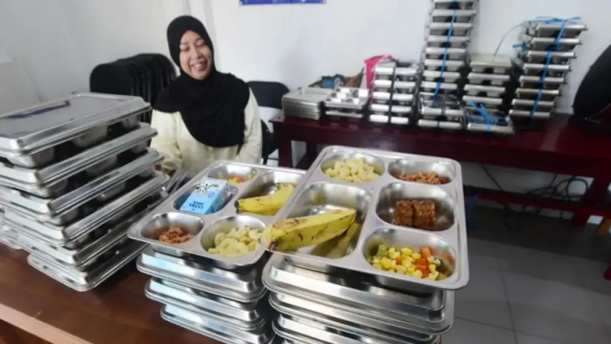Pembagian makan bergizi gratis (MBG) untuk kelompok 3B (ibu hamil, ibu menyusui, dan balita non-PAUD) di sebuah posyadu di kawasan Limo, Depok, Jawa Barat, Selasa (13/7/2026). (Dery Ridwansah/ JawaPos.com)