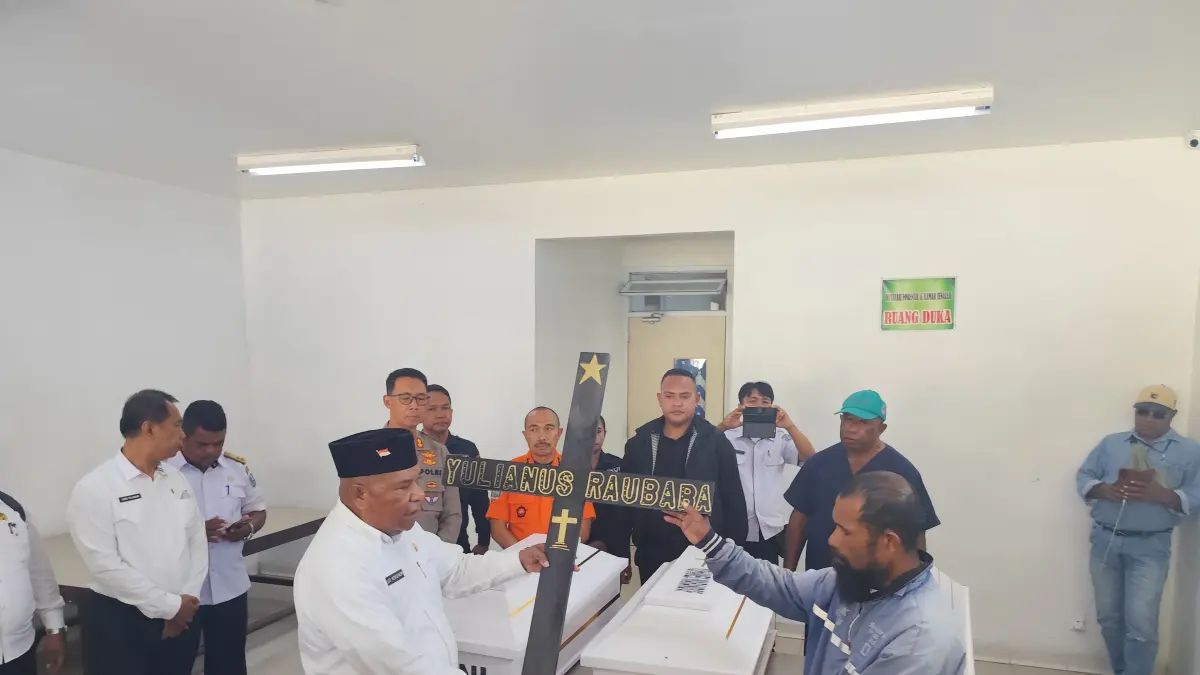 Polda Papua saat menyerahkan jasad korban dalam peristiwa ledakan bom peninggalan PD II di Biak, Kamis (15/7/2026) (CEPOSONLINE.COM/HUMAS POLDA)