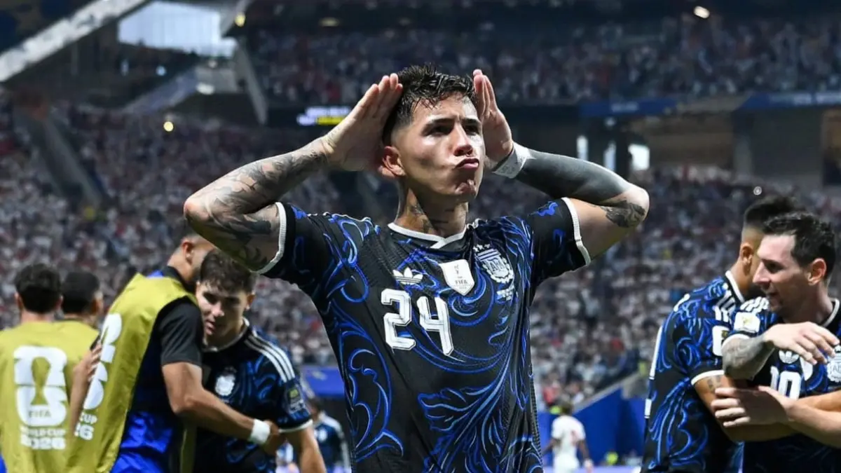 Selebrasi Enzo Fernandez usai menjebol gawang Inggris di menit 85. Laga yang dimainkan di Stadion Atlanta Kamis (16/7/2026) pagi dimenangkan Argentina dengan skor 2-1. (X) 