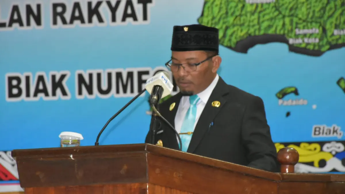 Wakil Bupati Jimmy C.R Kapissa membacakan pidato pengantar sidang penyampaian LKPJ pelaksanaan APBD tahun anggaran 2025, pada pembukaan sidang, pekan kemarin. (FIKTOR PALEMBANGAN/CEPOSONLINE.COM)