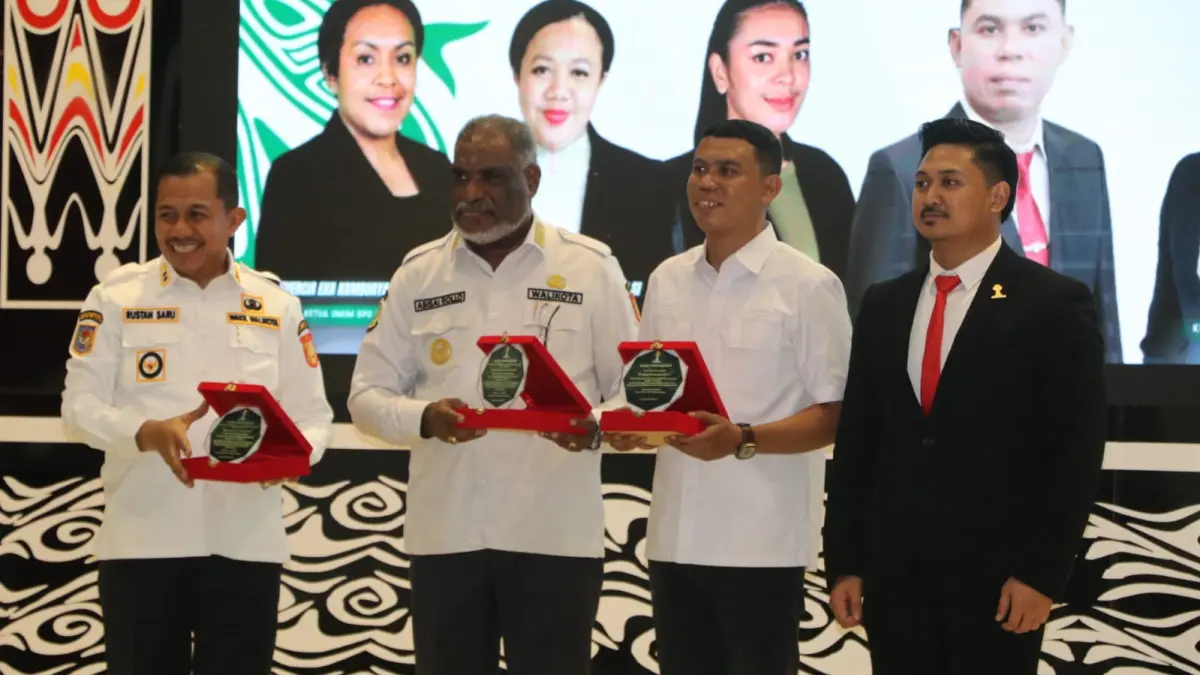 Wali Kota Jayapura, Abisai Rollo didampingi wakilnya, Rustan Saru saat menerima cendera mata dari Ketua HIPMI Kota Jayapura, Muhammad Taufik disela kegiatan pelantikan di Aula GSG Kantor Wali Kota Jayapura, Rabu (15/7/2026).
