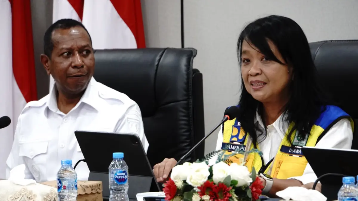 Wamen PU, Diana Kusumastuti didampingi Gubernur Papua Selatan Apolo Safanpo saat pertemuan para pimpinan OPD dan stakeholder, di ruang pertemuan Kantor Gubernur Papua Selatan, Salor, Rabu (15/7/2026).CEPOSONLINE.COM/BIRO UMUM PAPSEL)
