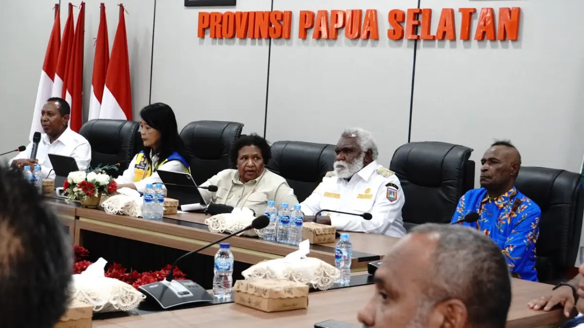 Wamendagri Riba Haluk, Wamen PU Diana Kusumastuti, Gubernur Papua Selatan Apolo Safanpo, dan Wakil Gubernur Paskalis Imadwa saat menggelar rapat koordinasi di Kantor Gubernur Papua Selatan, Salor Merauke, Rabu (15/7/2026).(CEPOSONLINE.COM/BIRO UMUM PAPSEL)