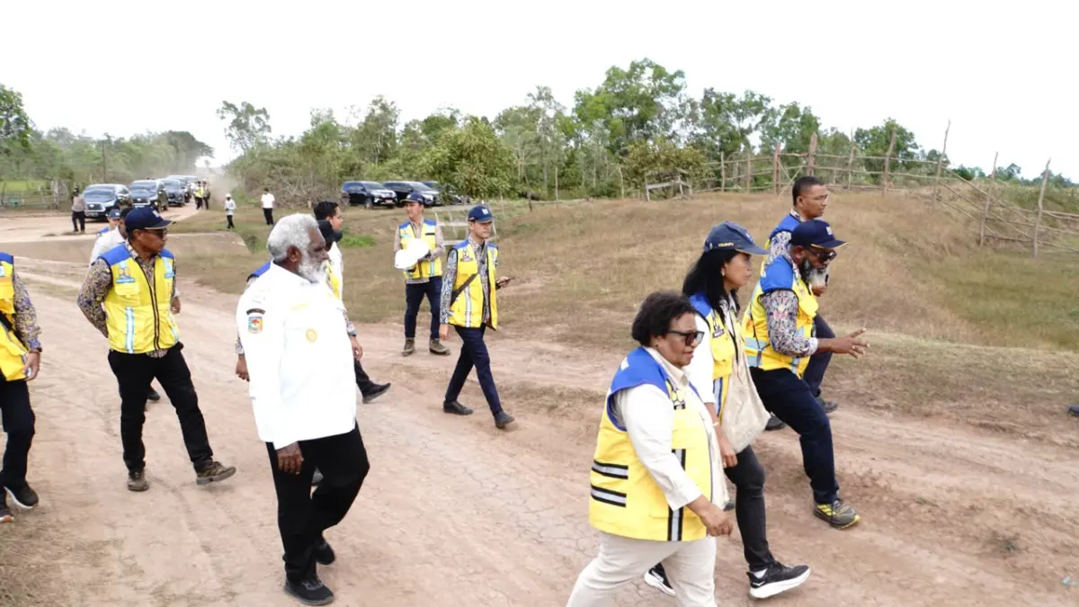 Wamendagri Ribka Haluk dan Wamen PU, saat meninjau infrastruktur jalan yang sedang di bangun menuju pusat Pemerintahan Papua Selatan, Rabu (15/7/2026).(CEPOSONLINE.COM/BIRO UMUM PAPSEL)
