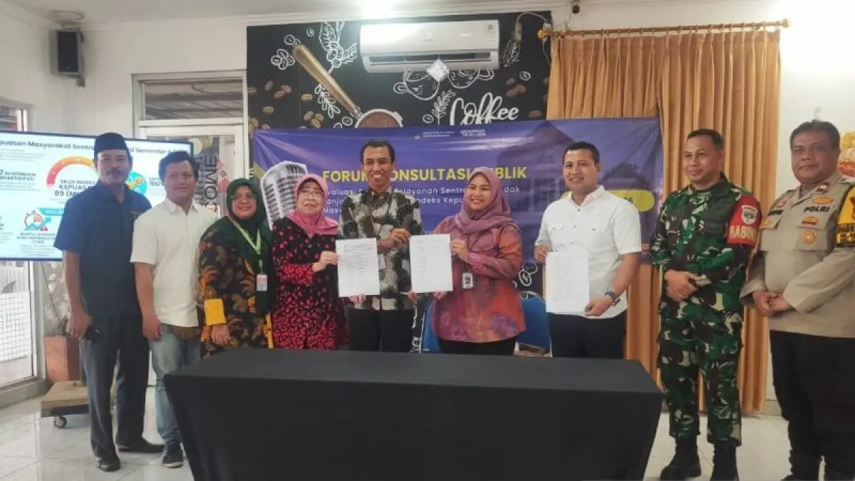 Kepala Sentra Handayani Kemensos Hisyam Cholil (tengah) berswafoto dengan perwakilan peserta selepas penandatanganan berita acara kegiatan Forum Konsultasi Publik bersama perwakilan unsur kepolisian, TNI, pamong praja, serta komunitas penerima manfaat bansos di Bambu Apus, Cipayung, Jakarta Timur, Kamis (16/7/2026). (CEPOSONLINEMCOM/ANTARA/HO-Sentra Handayani)