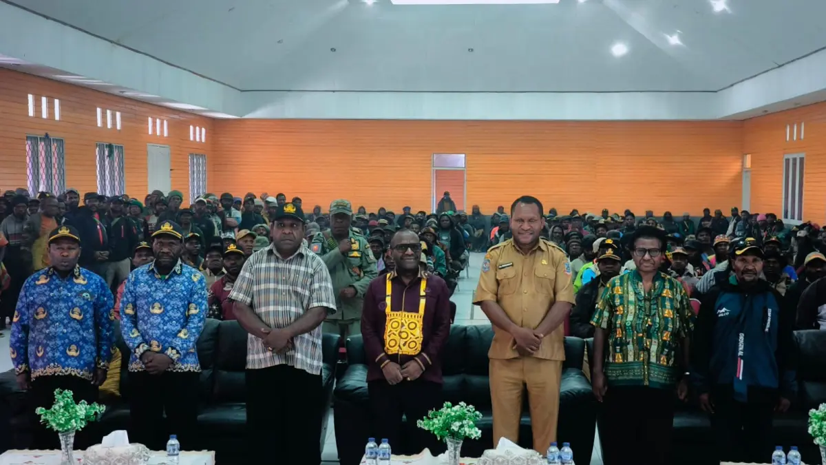 Bupati Deiyai, Melkianus Mote foto bersama dengan kepala distrik dan kepala kampung se-Kabupaten Deiyai. (CEPOSONLINE.COM/ISTIMEWA)