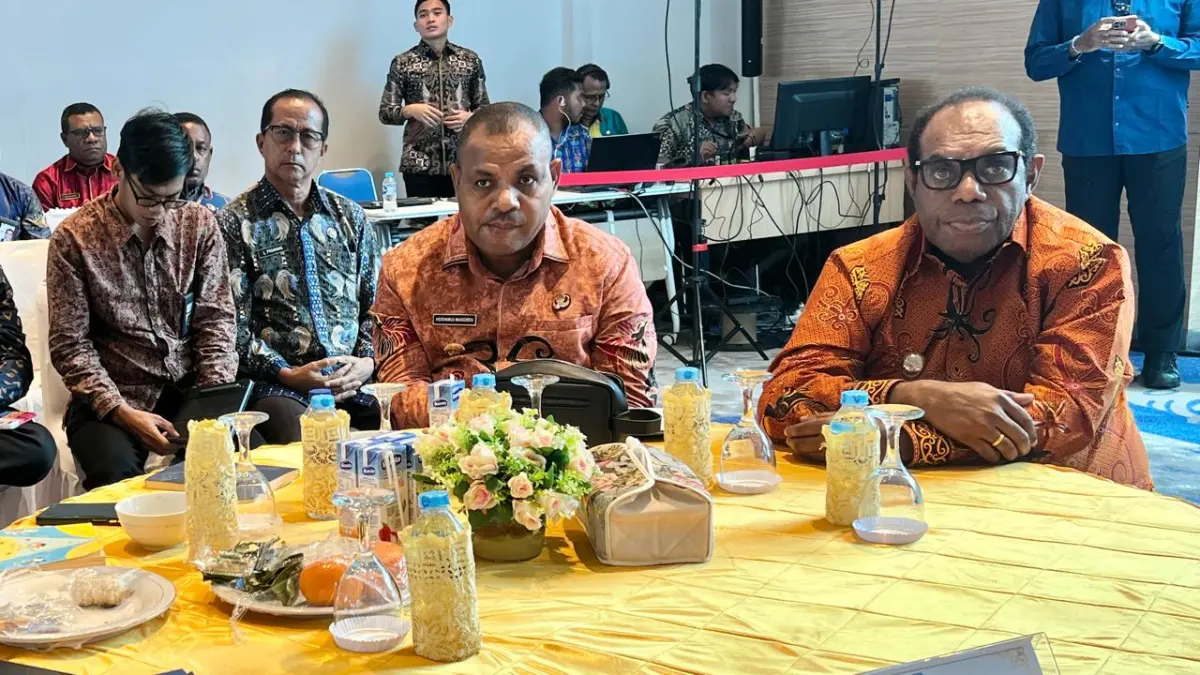 &nbsp;Bupati Keerom, Piter Gusbager saat menghadiri rapat koordinasi di Kantor Gubernur Papua, Kamis (16/7/2026). (CEPOSONLINE.COM/ERIANTO).
