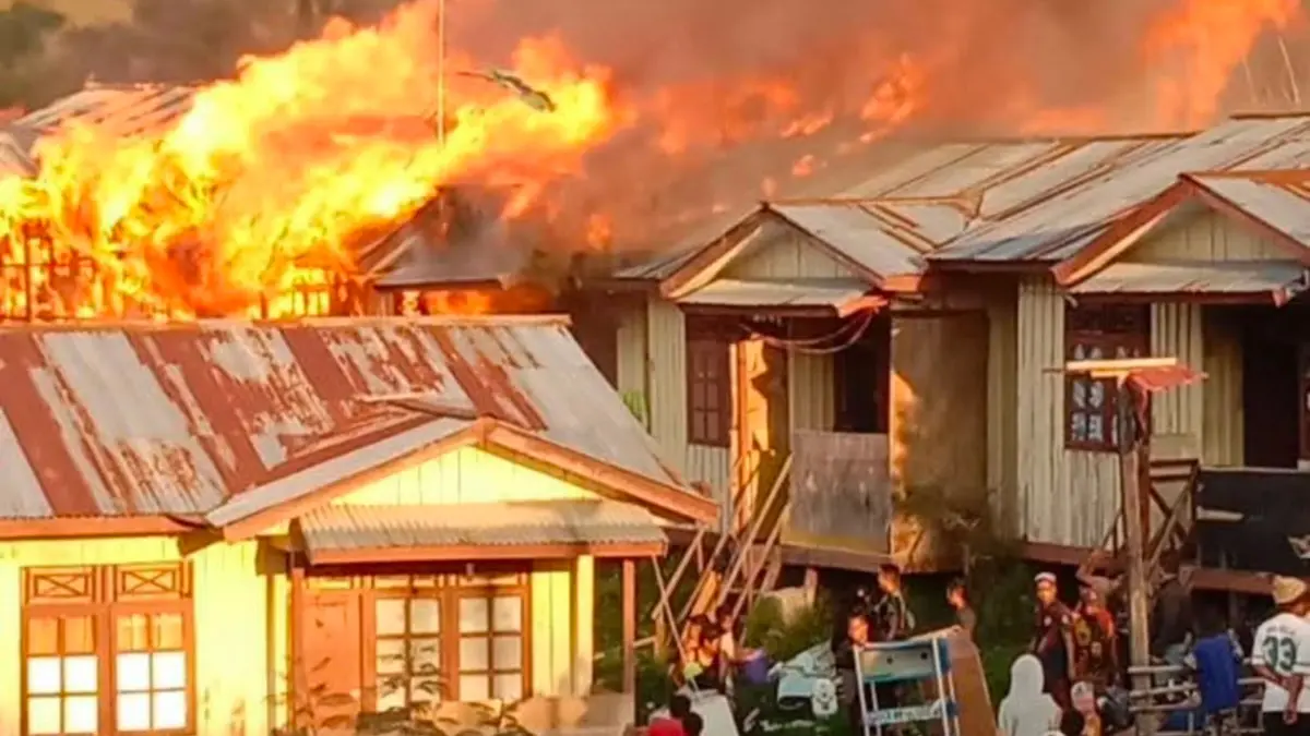 Enam unit asrama anggota Polsek Pirima Kabupaten Lany Jaya yang ludes terbakar, Kamis (16/7/2026) (CEPOSONLINE.COM/ISTIMEWA)