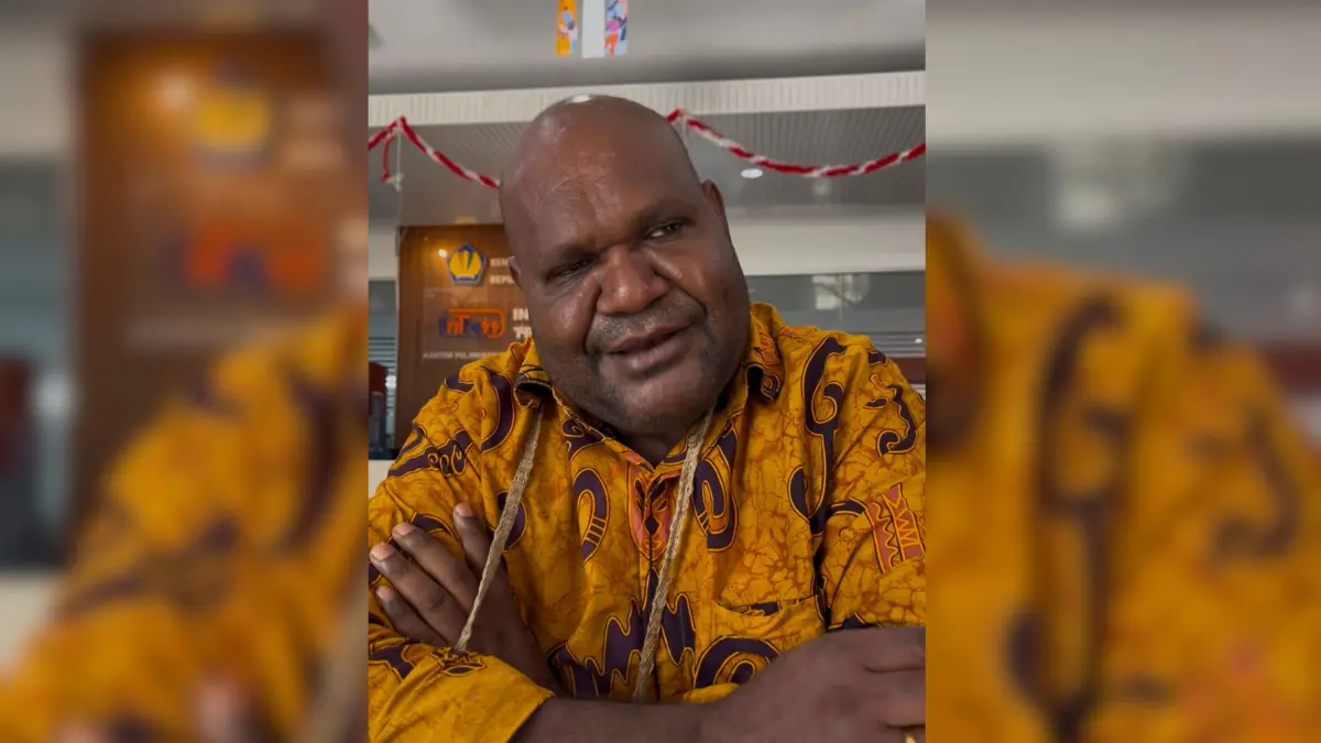 Kepala Bidang Pengelolaan Data dan Fasilitas Pendidikan Dinas Pendidikan dan Kebudayaan Provinsi Papua Tengah, Yulianus Kuayo, saat ditemui di ruang kerjanya, Jumat (17/7/2026). (CEPOSONLINE.COM/THERESIA F. TEKEGE)