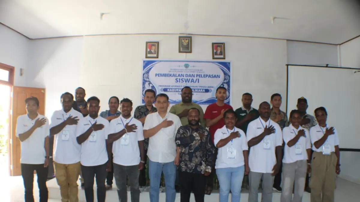 Kepala Bidang SMP Dinas Pendidikan dan Perpustakaan Kabupaten Tolikara, Wainus Kogoya, S.E., foto bersama dengan 25 mahasiswa penerima beasiswa ADiK tahun 2026.&nbsp;