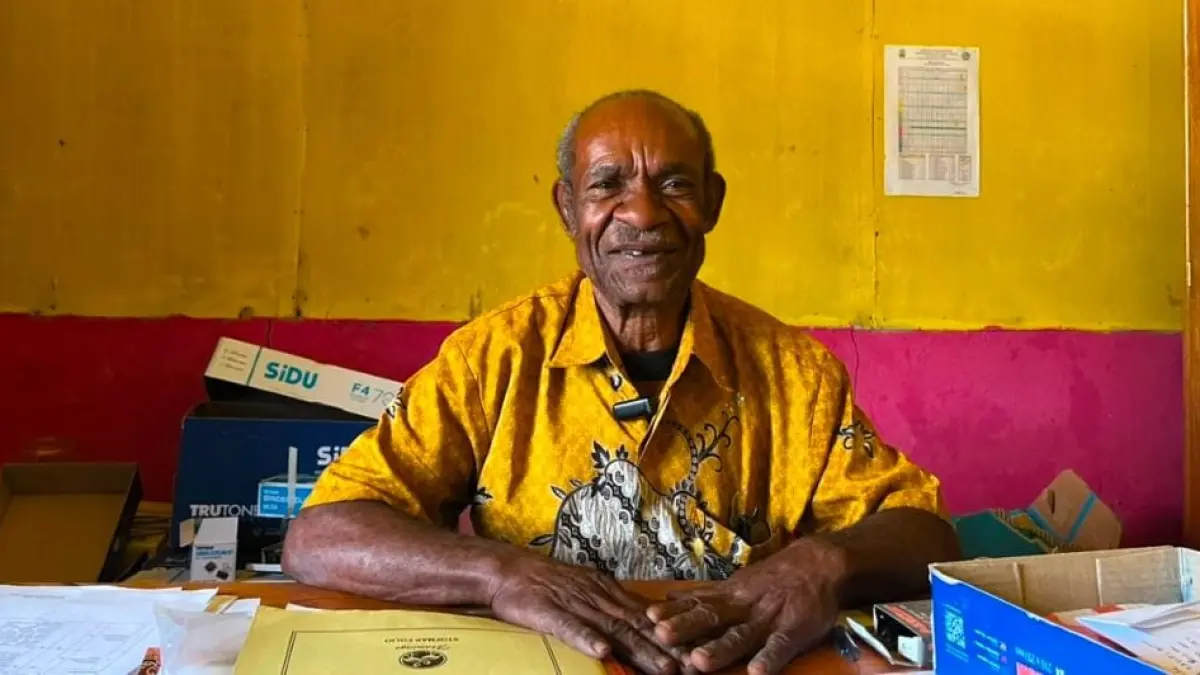 Kepala SMP Negeri 1 Kamuu, Kabupaten Dogiyai, Isayas Tigi. (CEPOSONLINE.COM/THERESIA F TEKEGE
