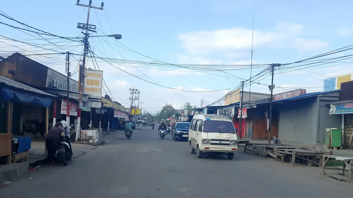Kondisi jalan Pasar Lama Sentani yang telah dibersihkan, Jumat (17/7/2026).
(CEPOSONLINE.COM_ROHANA WENGGI)