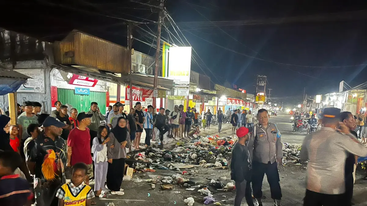 
Kondisi sampah di jalan Pasar Lama Sentani saat dibuang di tengah jalan oleh warga pada Kamis malam (16/7/2026)
(CEPOSONLINE/ISTIMEWA)