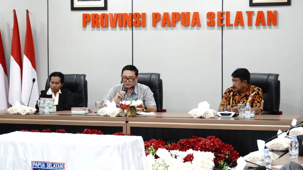 Staf Ahli Gubernur Bidang Pemerintahan dan Hukum Provinsi Papua Selatan, Sucahyo Agung memimpin rapat fasilitasi pembentukan produk hukum kabupaten dan kota di Papua Selatan, Kamis (16/7/2026). (CEPOSONLINE.COM/BIRO UMUM PAPSEL)&nbsp; &nbsp;