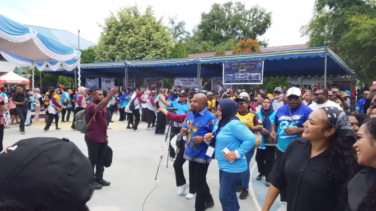 Bupati Jayapura Yunus Wonda saat menari dengan para alumni SMA Negeri 1 Sentani, saat perayaan HUT ke-44 sekolah tersebut, Sabtu (18/7/2026).&nbsp;(CEPOSONLINE.COM_ ROHANA WENGGI)