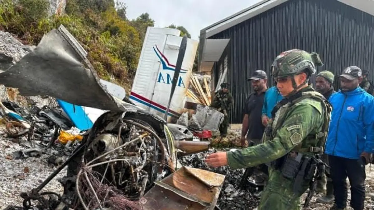 Proses evakuasi Puing-puing pesawat Pilatus Porter dengan nomor registrasi PK-RCY milik PT Associated Mission Aviation (AMA) Air di Bandara Ipdeheik, Kampung Balinggama, Distrik Sobaham, Kabupaten Yahukimo, Papua Pegunungan, Sabtu (18/7/2026), (Foto: PENKOGABWILHAN III).
