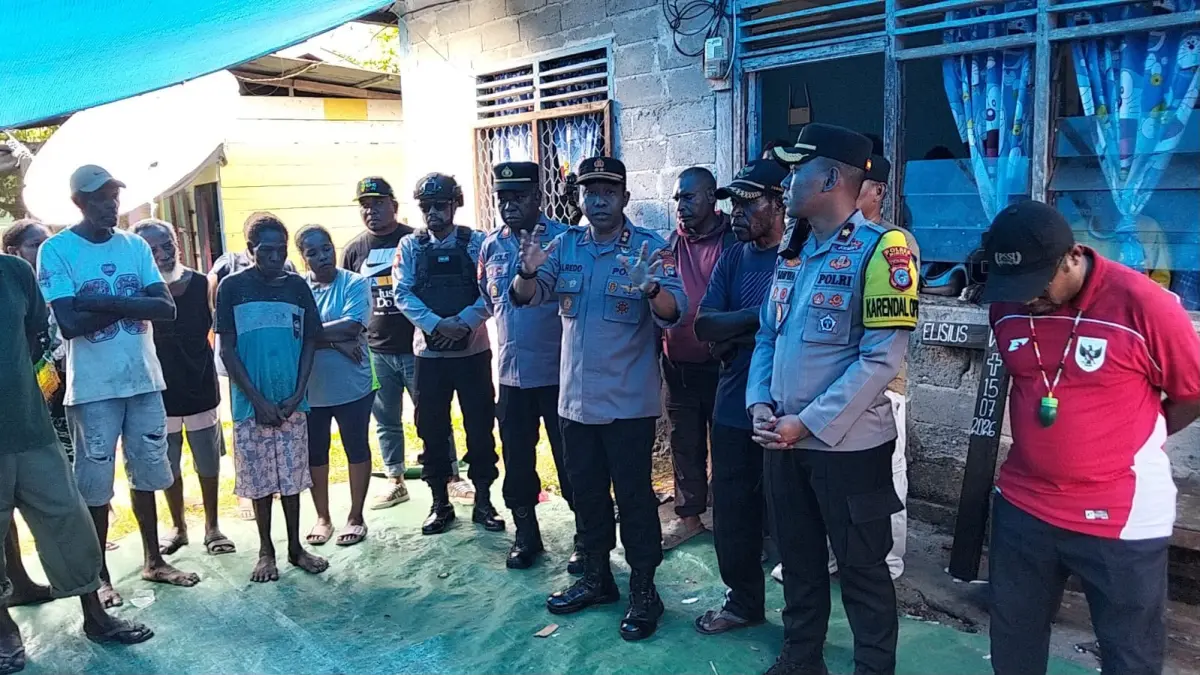 Kapolres Mimika AKBP Alredo Agustinus Rumbiak bertemu keluarga korban pembunuhan di Pelabuhan Poumako, Jumat (17/7/2026). (Ceposonline.com/ Humas Polres Mimika).