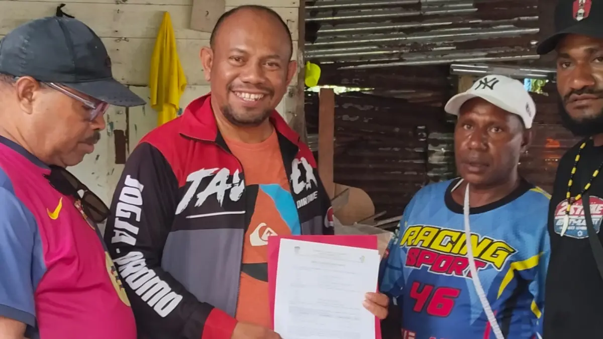 Penyerahan Speedboat dan motor tempel KaBid Perencanaan diganti ke KaSuBag Perencanaan dan Keuangan Charles Wainarisi, SKM, M.MKes.
 kepada Kepala Pustu Otodemo, Sabtu (18/7/2026).