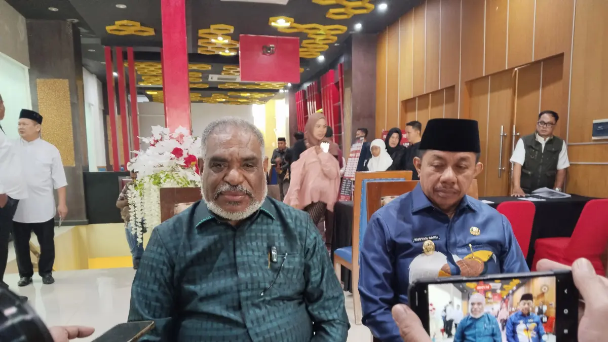 Wali Kota Jayapura, Dr. Abisai Rollo &nbsp;didampingi Wakilnya, Rustan Saru saat memberikan keterangan pers usai melepas jemaah umrah di Waena, Sabtu (18/7/2026).(Takim/CEPOSONLINE.COM)