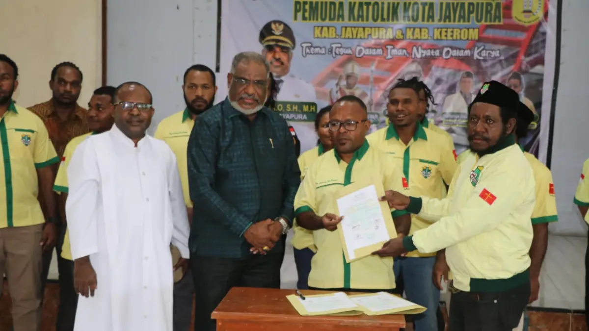 Wali Kota Jayapura, Dr. Abisai Rollo menghadiri pelantikan pemgurus pemuda Katolik di Aula Gereja Katolik Gembala Baik, Sabtu (18/7/2026). (Takim/CEPOSONLINE.COM)
