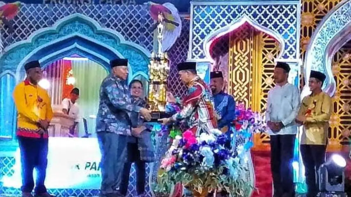 Penyerahan piala bergilir oleh Wakil Gubernur Papua, Aryoko Rumaropen kepada Plt.Sekda Kota Jayapura, Muklis Karim sebagai pemenang juara umum, MTQ ke-XXXI Tingkat Provinsi Papua Tahun 2026 di Kabupaten Jayapura, Sabtu (18/7/2026). (CEPOSONLINE.COM_ ROHANA WENGGI)