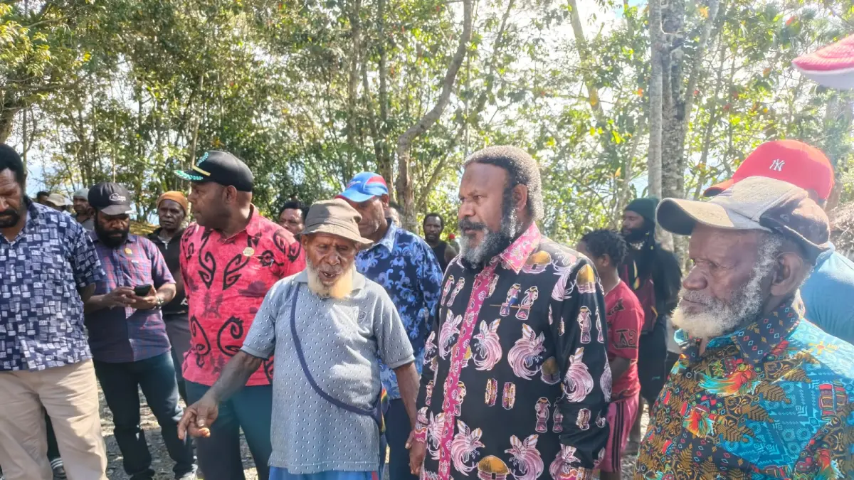 Bupati Tolikara Willem Wandik meninjau kesiapan lokasi &nbsp;pelaku GIDI wilayah Toli di Kuari Jumat &nbsp;(17/7/2026). ( Diskomdigi Tolikara/Ceposonline.com)