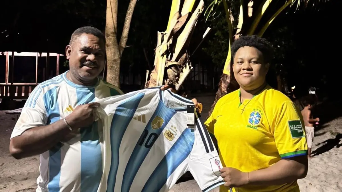 Fison Merauje (kiri) saat memperlihatkan jersey Argentina beberapa waktu lalu. (CEPOSONLINE.COM/ISTIMEWA)