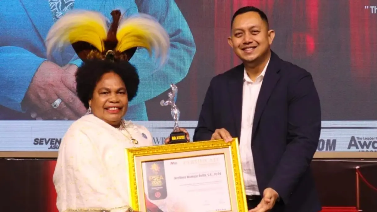 Ketua TP PKK Kota Jayapura, Provinsi Papua, Nerlince Wamuar saat terima penghargaan sebagai Pemimpin Perempuan Inspiratif Terbaik dalam Inovasi Kesejahteraan Keluarga dan Pemberdayaan Kultural pada ajang Indonesia Public Service Excellence Award 2026 yang digelar Media Seven Indonesia di Bali, Jumat (17/7/2026). (CEPOSONLINE.COM/KAREL)