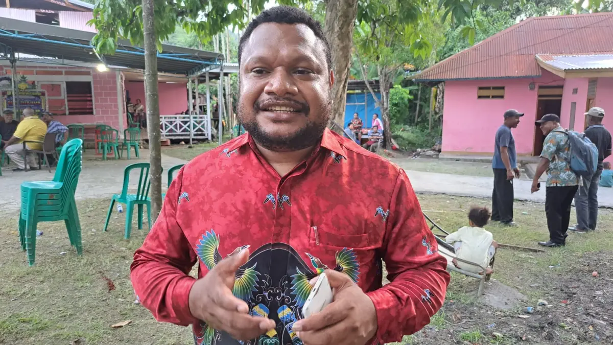 Kepala Distrik Abepura, Petrus Nero.(Dok Takim/CEPOSONLINE.COM)