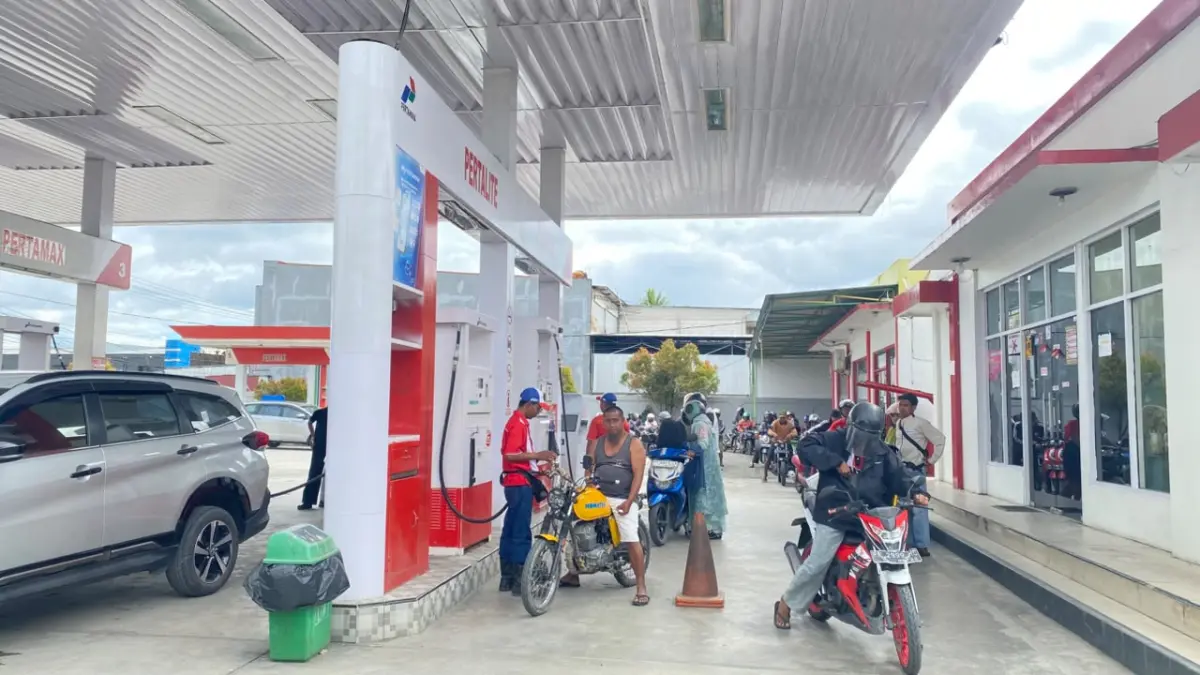 Petugas di SPBU Mimika &nbsp;mengisi BBM kendaraan customer. Minggu, (19/7/2026). Pertamina Tambah Pasokan Pertalite di Mimika, Pastikan Kebutuhan Masyarakat Tetap Terpenuhi.(CEPOSONLINE.COM/HUMAS PERTAMINA)