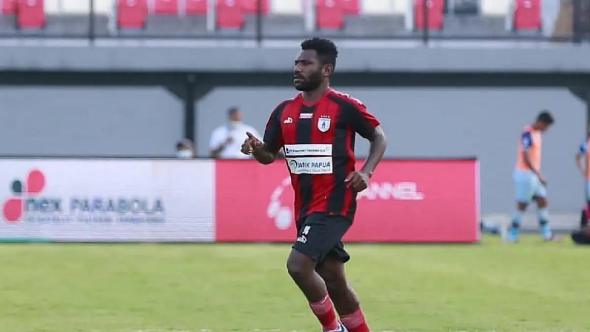 Ricky Cawor saat memperkuat Persipura pada Liga 1 musim 2021/2022. (CEPOSONLINE.COM/ERIANTO).