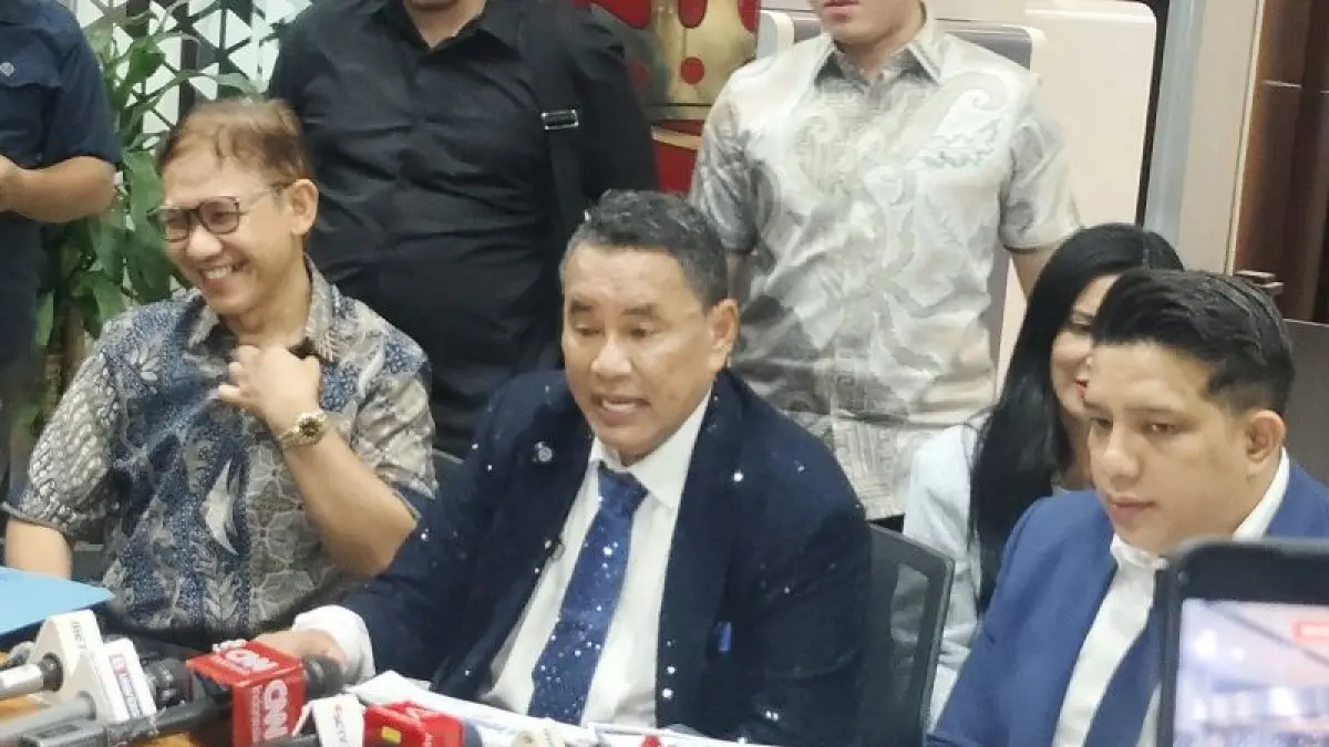 Kuasa hukum eks Jaksa Agung Muda Bidang Tindak Pidana Khusus (Jampidsus) Febrie Adriansyah (FA), Hotman Paris Hutapea (tengah), memberikan keterangan pers dalam konferensi pers di Gedung Jampidsus Kejagung, Jakarta, Jumat (18/7/2026). ANTARA/Nadia Putri Rahmani/aa.