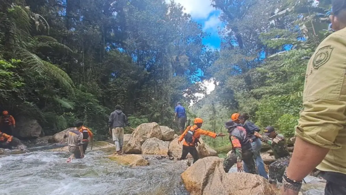 Tim SAR gabungan melakukan pencarian terhadap Yanto Idorway, presenter TVRI Papua Barat yang hanyut terseret arus sungai di kawasan wisata Air Terjun Memti, Kampung Sisrang, Kabupaten Pegunungan Arfak, Papua Barat, Minggu (19/7/2026).&nbsp;
(Ceposonline.com/ANTARA/HO-Kantor SAR Manokwari)