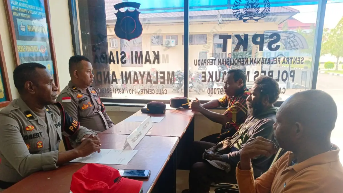 Anggota DPRP Papua Selatan Moses Kaibu didampingi Kepala kampung dan Ketua Adat Kampung Kiworo saat diterima petugas SPKT Polres Merauke, Senin (20/7/2026)&nbsp;
(CEPOSONLINE.COM/SULO)&nbsp;